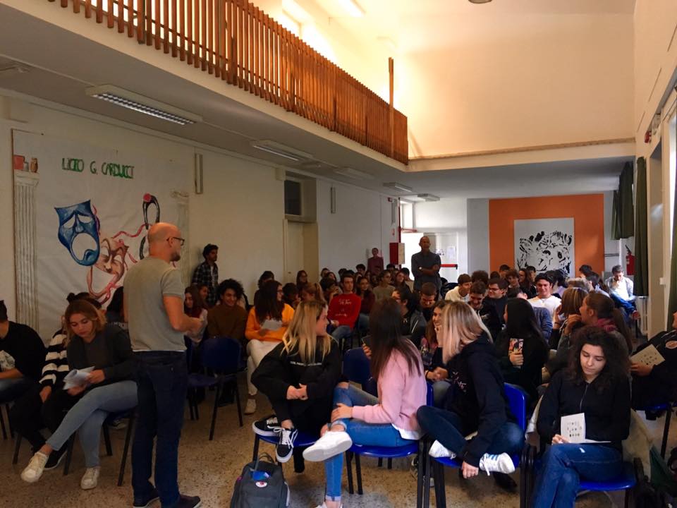 l primo incontro con I ragazzi dell'IIS CARDUCCI di Volterra che precede lo spettacolo Fil Rouge del Collettivo L'Amalgama